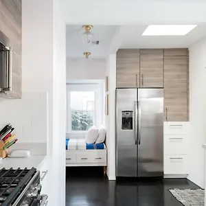 https://the-exquisite-venice-beach-bungalow-with-garden.topanaheimhotels.com